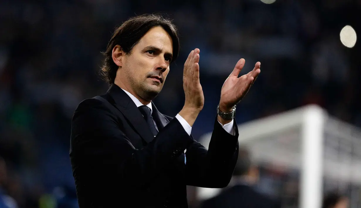 Pelatih Lazio, Simone Inzaghi bertepuk tangan usai pertandingan melawan FC Red Bull Salzburg pada leg pertama babak perempat final Liga Europa di stadion Olimpiade di Roma, Italia (5/4). Lazio menang 4-2. (AP Photo / Gregorio Borgia)