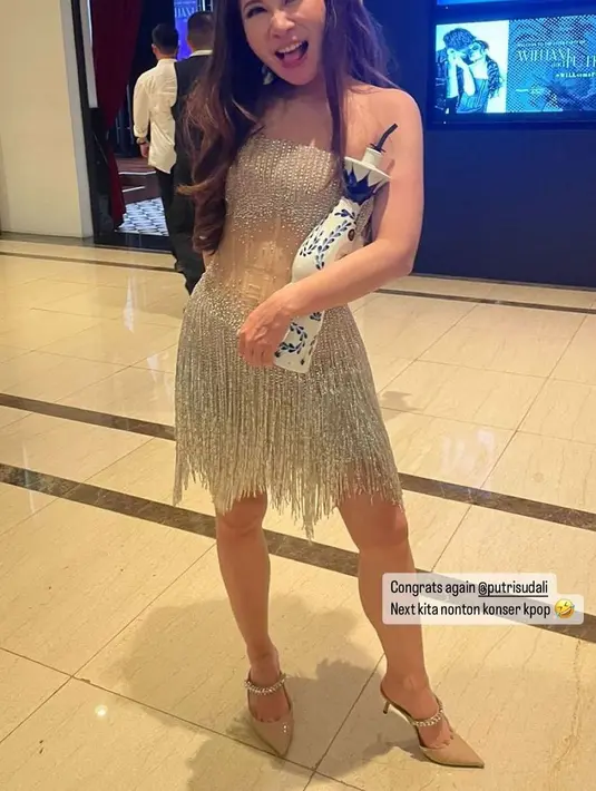 Ia memadukannya dengan stiletto heels, dan rambut panjang wave yang dibiarkan terurai. [@levrusli]