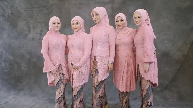 Beda Model Kebaya Pink Geng Mamayu di Acara 7 Bulanan Lesti Kejora, Aurel Hermansyah Terlihat Ramping hingga Kesha Ratuliu Tampil Klasik