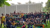 Fans Sriwijaya FC dari kelompok Singa Mania, masih berkumpul sebelum masuk ke Stadion Utama Gelora Bung Karno, Senayan, Jakarta, Sabtu (17/2/2018).  (Bola.com/ Zulfirdaus)