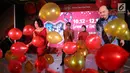 CEO Lazada Indonesia Alessandro Piscini (kanan) bersama Chief Marketing Officer Lazada Indonesia Monika Rudijono (kiri) menusukkan jarum ke balon tanda diluncurkannya Lazada 12.12 Grand Year End Sale di Jakarta, Selasa (4/12). (Liputan6.com/Angga Yuniar)