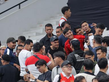 Pemain baru Persija Jakarta, Shayne Pattynama meladeni para penonton untuk berfoto bersama setelah laga Piala Asia Futsal 2026 antara Timnas Futsal Indonesia melawan Irak di Indonesia Arena, Senayan, Jakarta, Sabtu (31/01/2026). (Bola.com/Bagaskara Lazuardi)