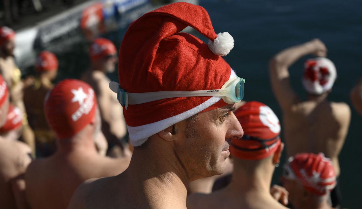 Perlombaan renang tersebut bertajuk Copa Nadal (Piala Natal). Tahun ini, lomba renang tersebut merupakan edisi ke-114. (AFP/Josep Lago)