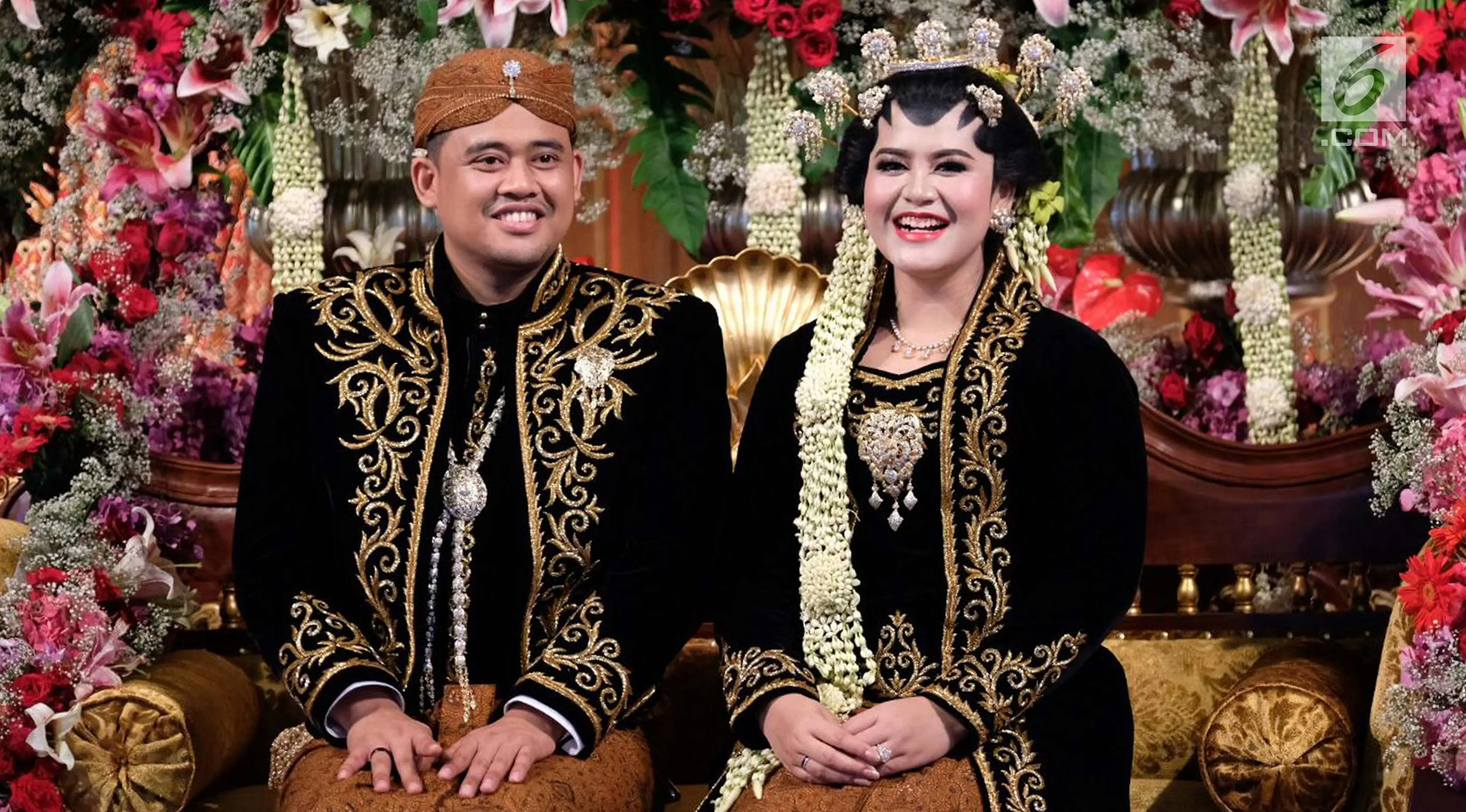 Pengantin Kahiyang Ayu dan Bobby Nasution tersenyum saat berada di pelampinan usai melangsungkan akad nikah di Graha Saba Buana, Solo, Rabu (8/11). (Liputan6.com/Pool/Jimboengphoto)