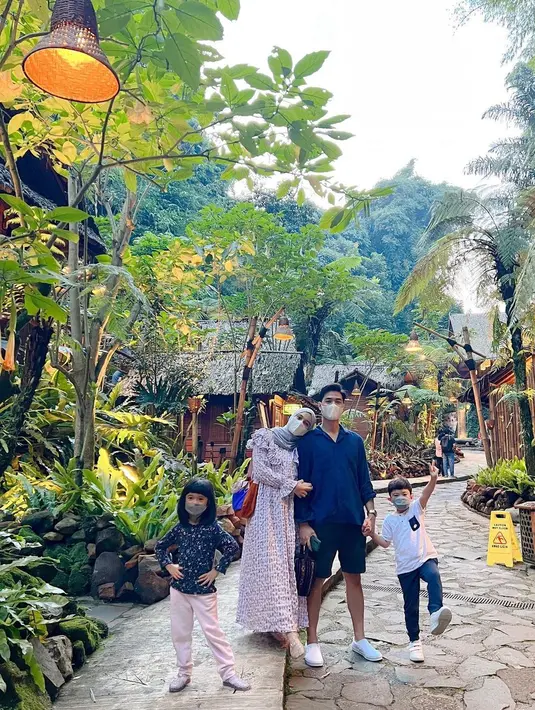 Long dress yang manis cukup untuk memberi kesan menonjol, tanpa terlihat berlebihan. Dengan detail ruffles di bagian dada dan lengan, Nycta Gina memadukan penampilannya ini dengan hijab pashmina berwarna abu-abu. Foto: Instagram.