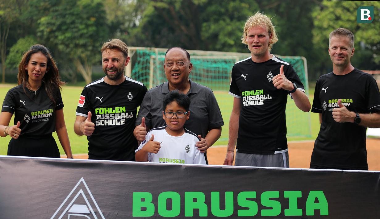 <p>Ketua Umum KONI, Marciano Norman (tengah),&nbsp;Co-Founder Borussia Academy Indonesia, Saras Desch (kiri), dan sejumlah pelatih berfoto bersama saat Launching Borussia Academy di Deutsche Schule Jakarta, BSD, Tangerang, Sabtu (03/06/2023). (Bola.com/Bagaskara Lazuardi)</p>