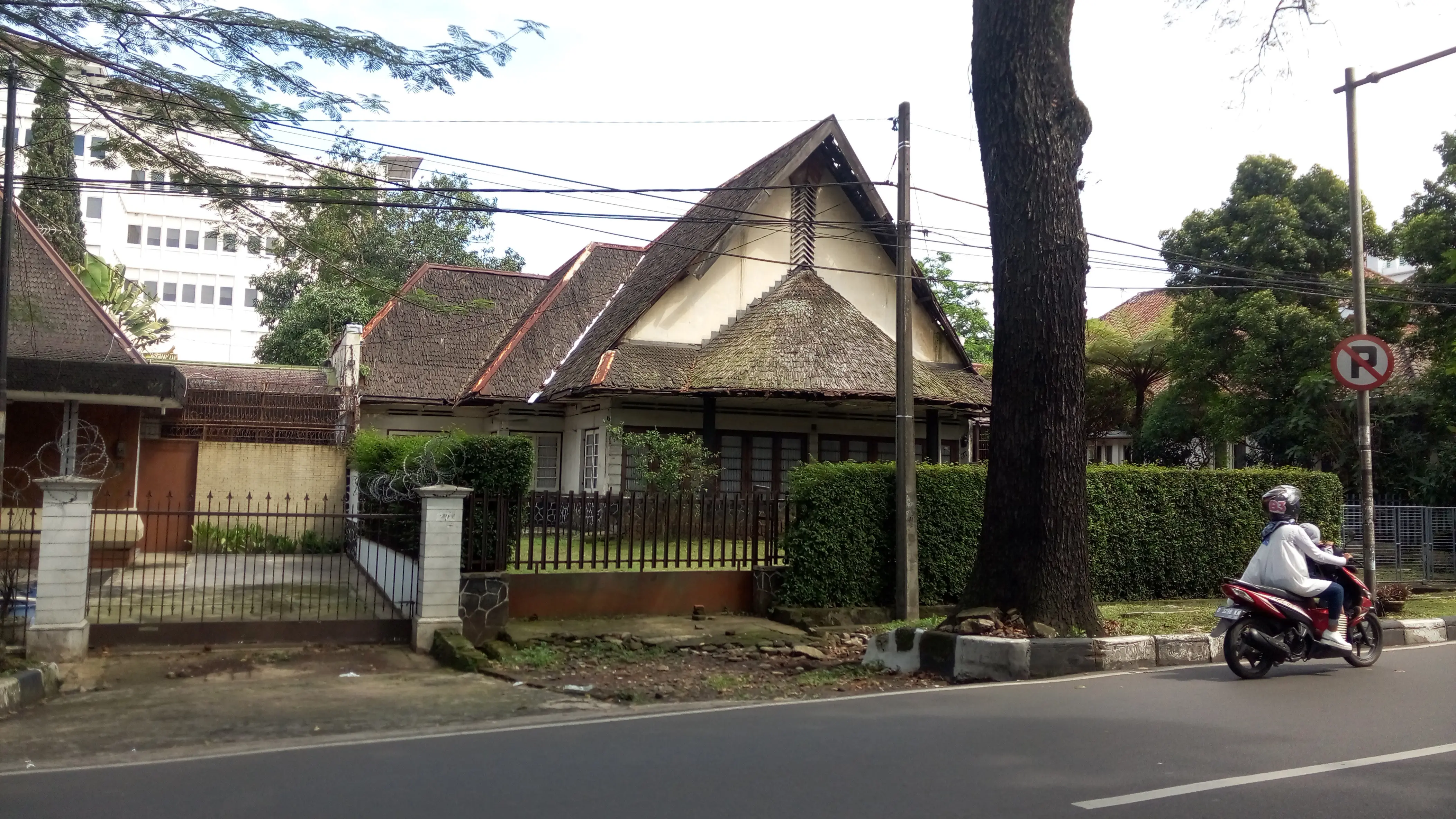 Kawasan Jalan Raden AA Wiranata Kusumah di Kota Bandung, Jawa Barat, yang dulunya bernama Jalan Cipaganti. (Liputan6.com/Huyogo Simbolon)