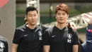 Meski sibuk dengan pekerjaannya sebagai seorang atlet, Son Heung Min nampaknya tak lupa habiskan waktu dengan kawan-kawannya. Senyumnya yang manis tentu bisa bikin hati para wanita jadi berdebar. (Foto: AFP/Jung Yeon-je)