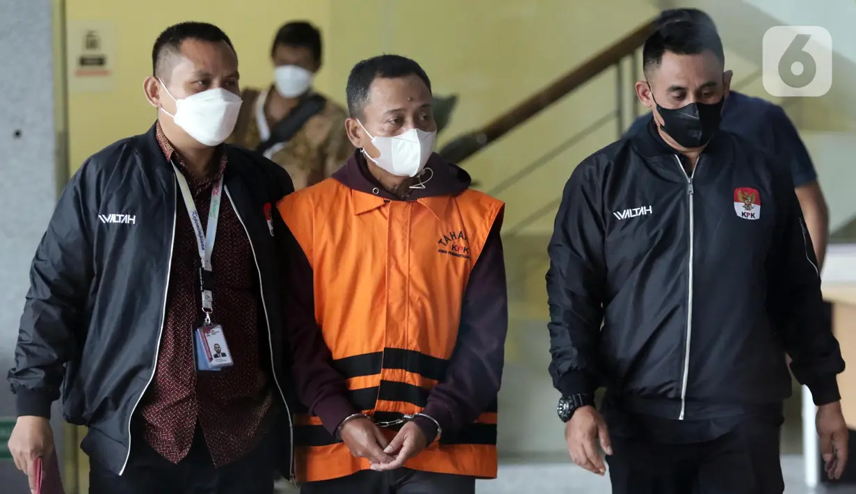 Dodi Martimbang (ketiga kiri) digiring petugas Komisi Pemberantasan Korupsi (KPK) di Gedung Merah Putih KPK Jakarta, Selasa (17/1/2023). Dodi Martimbang merupakan tersangka dugaan tindak pidana korupsi kerja sama pengolahan anoda logam (dore kadar emas rendah) antara PT Aneka Tambang Tbk dengan PT Loco Montrado tahun 2017. (Liputan6.com/Helmi Fithriansyah)