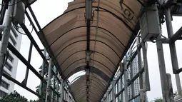 Kondisi jembatan penyeberangan orang (JPO) yang berada di Jalan Sudirman, Jakarta, Rabu (17/4). JPO yang berada di tengah gedung-gedung perkantoran ini tidak terlihat terurus dan usang. (Merdeka.com/Iqbal Nugroho)