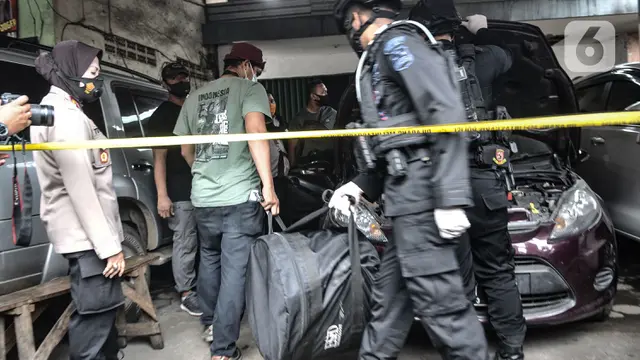 Hingga saat ini petugas gabungan masih berjaga di lokasi untuk penyelidikan. (merdeka.com/Iqbal S Nugroho)
