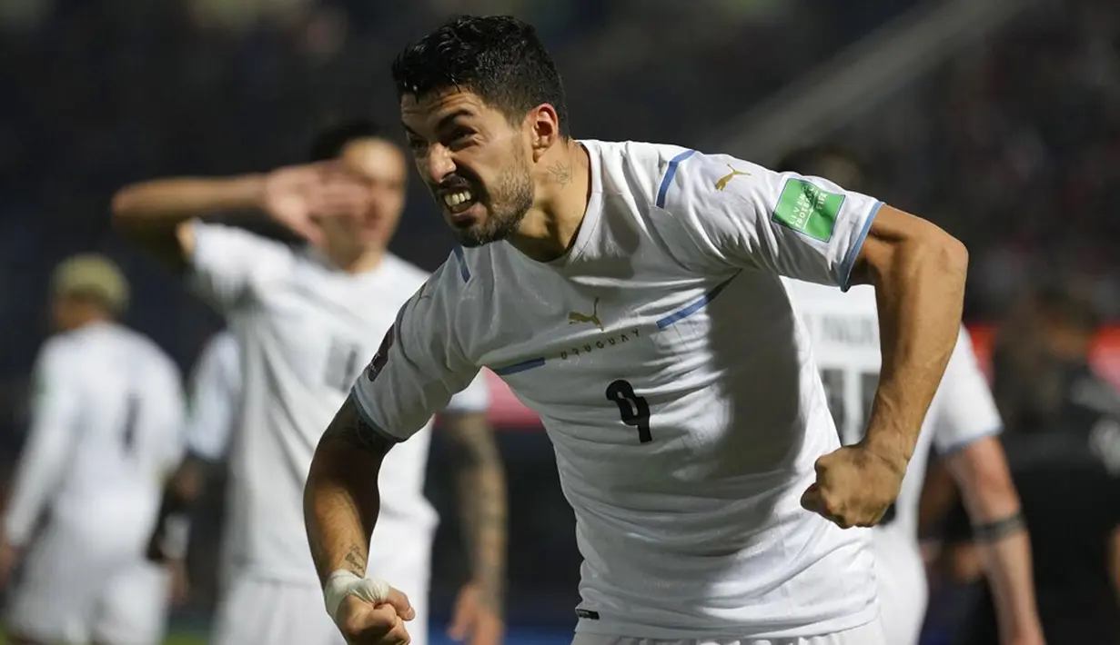 Pemain Uruguay Luis Suarez melakukan selebrasi usai mencetak gol ke gawang Paraguay pada pertandingan sepak bola kualifikasi Piala Dunia 2022 di Stadion General Pablo Rojas, Asuncion, Paraguay, 27 Januari 2022. Uruguay menang 1-0. (AP Photo/Jorge Saenz)