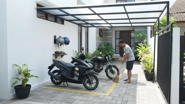 Ide Membuat Area Parkir Motor Tetap Rapi di Rumah Tanpa Garasi