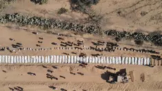 Foto udara menunjukkan warga Palestina memakamkan 54 jenazah yang tidak teridentifikasi di sebuah pemakaman di Deir al-Balah, di bagian tengah Jalur Gaza, pada 22 Oktober 2025. (Foto oleh AFP)