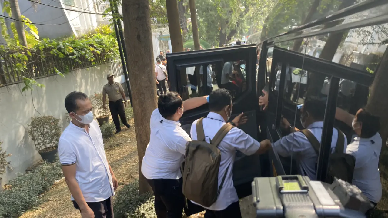 Polisi selesai menggeledah rumah di Jalan Kertanegara Nomor 46, Jakarta Selatan terkait dugaan pemerasan Ketua Komisi Pemberantasan Korupsi (KPK) Firli Bahuri kepada mantan Menteri Pertanian Syahrul Yasin Limpo. (Ady Anugrahadi).