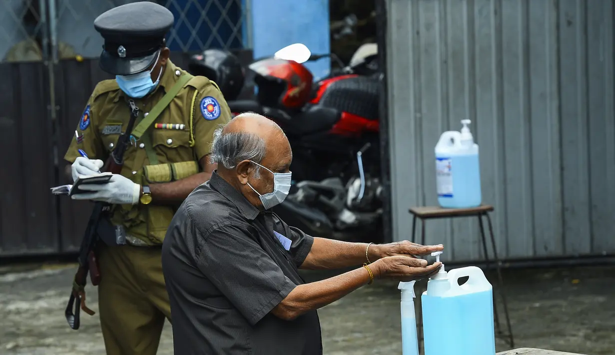 Seorang pemilih membersihkan tangan sebelum memasuki tempat pemungutan suara di Kolombo, Sri Lanka, Rabu (5/8/2020). Sri Lanka menggelar pemilihan parlemen di tengah pandemi COVID-19. (Ishara S. KODIKARA/AFP)