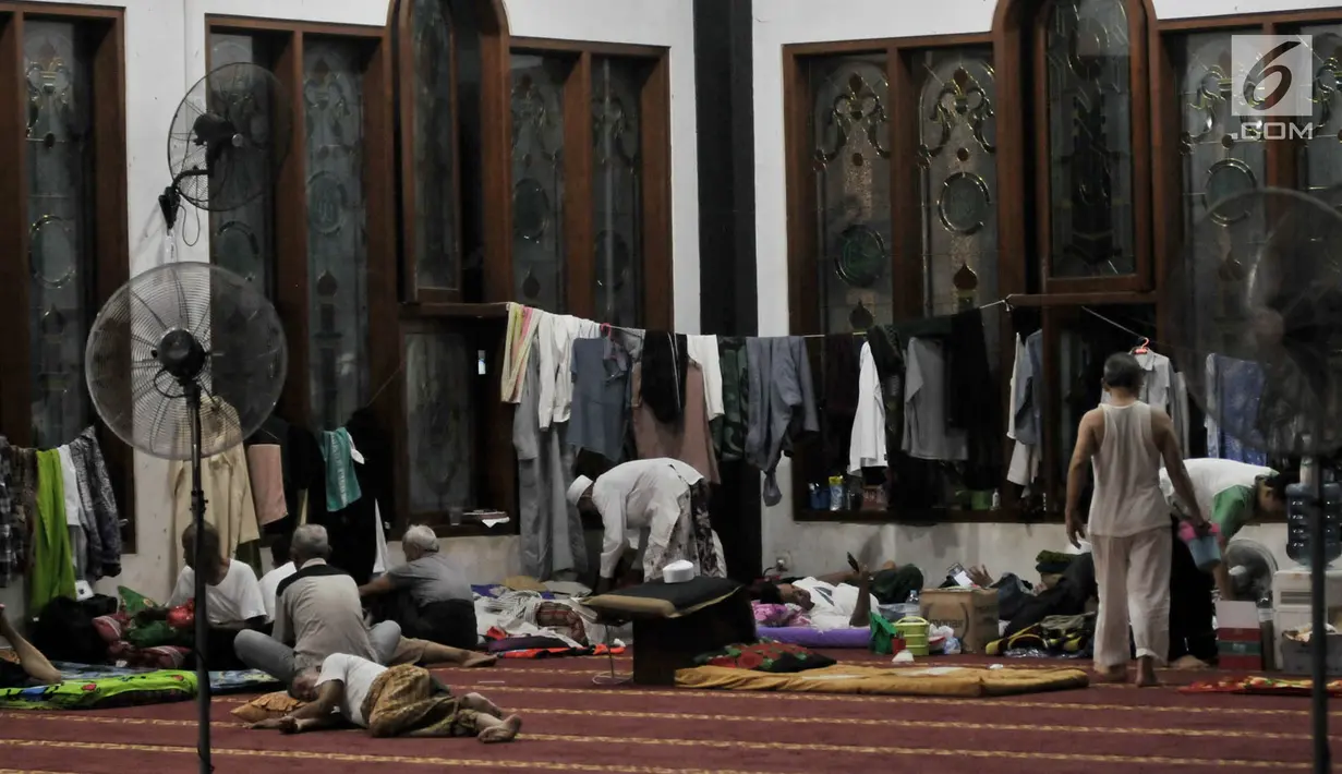 Sejumlah umat Islam menginap saat melakukan iktikaf di Masjid Pondok Pesantren At-Taqwa, Bekasi, Selasa (28/5/2019). Umat Islam mulai melakukan itikaf atau berdiam diri di masjid sambil melakukan berbagai ibadah pada sepuluh hari terakhir bulan puasa Ramadan. (Merdeka.com/Iqbal S Nugroho)
