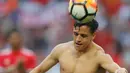 Penyerang Mancheste United, Alexis Sanchez menendang bola merayakan kemenangan timnya usai pertandingan melawan Tottenham Hotspur pada semifinal Piala FA di stadion Wembley di London, (21/4). MU menang 2-1 atas Tottenham. (AP Photo/Frank Augstein)