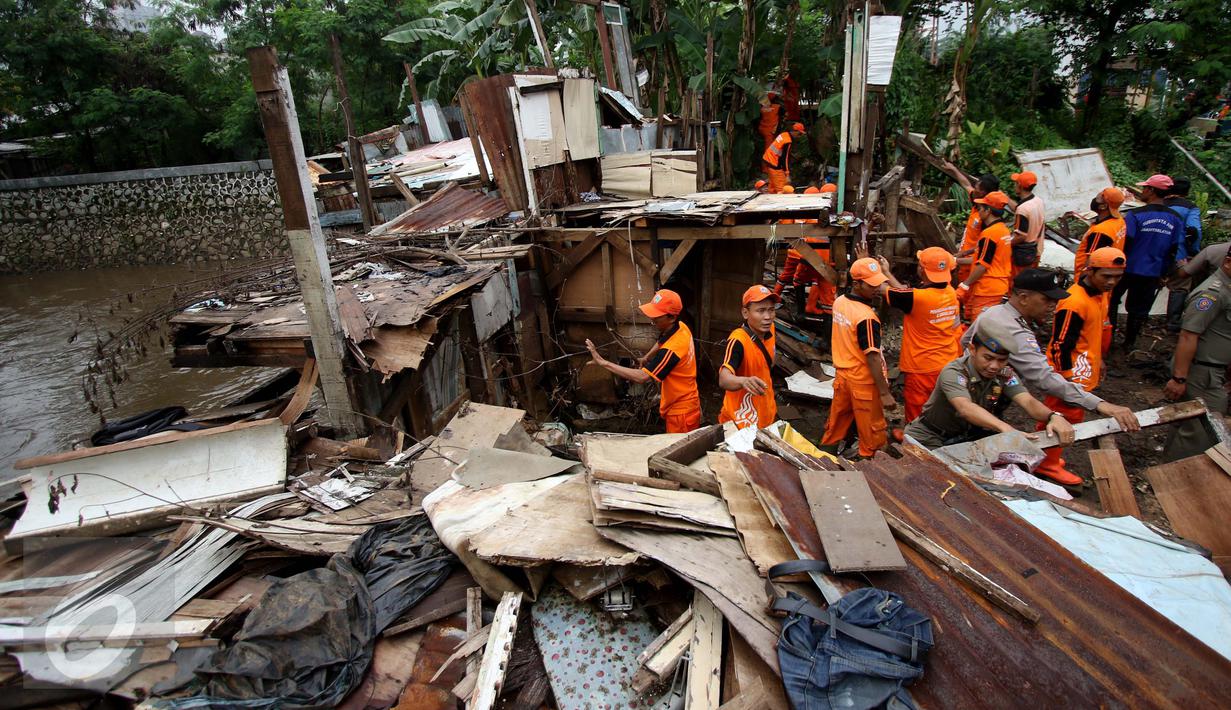 Puing-puing bangunan liar yang ditertibkan oleh petugas di bantaran Kali Krukut, Petogogan, Jakarta, Rabu (12/10). Pemkot Jaksel mulai melaksanakan normalisasi Kali Krukut, terkait banjir yang kerap terjadi di kawasan Kemang. (Liputan6.com/Gempur M Surya)