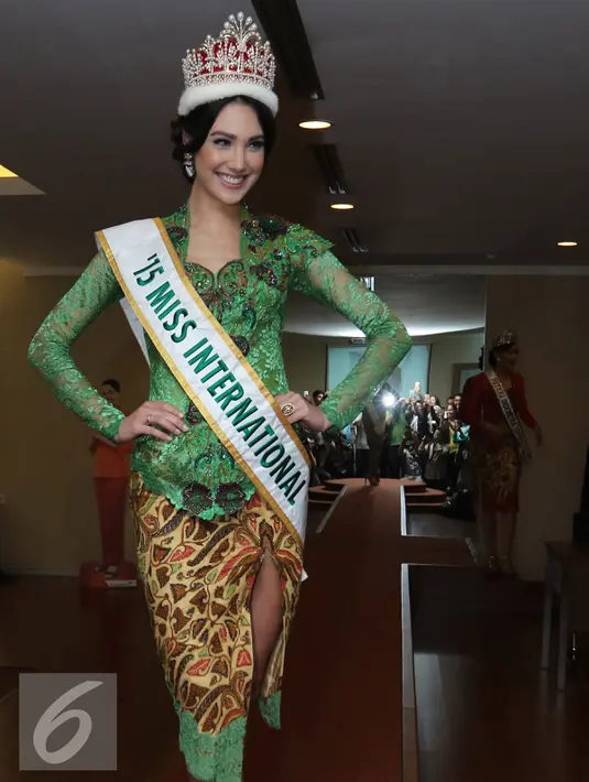 Miss Internasional 2015, Edymar Martinez berpose di Garuda Indonesia Training Center, Jakarta, (22/2). Mereka juga melakukan serangkaian kunjungan ke beberpa daerah. (Liputan6.com/Herman Zakharia)