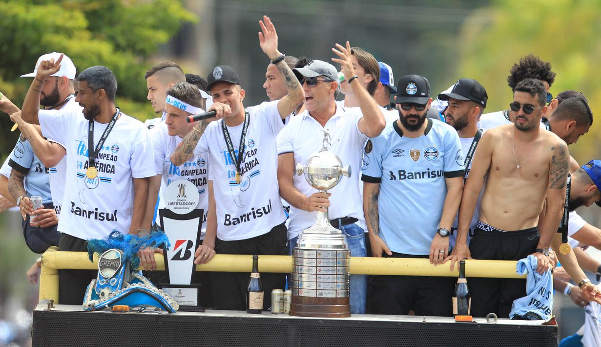 Pemain Gremio merayakan keberhasilan meraih juara Copa Libertadores dengan pawai di Porto Alegre, Brasil, Kamis (30/11/2017). Gremio menjadi juara Copa Libertadores setelah mengalahkan Lanus dengan skor agregat 3-1. (AFP/Itamar Aguiar)