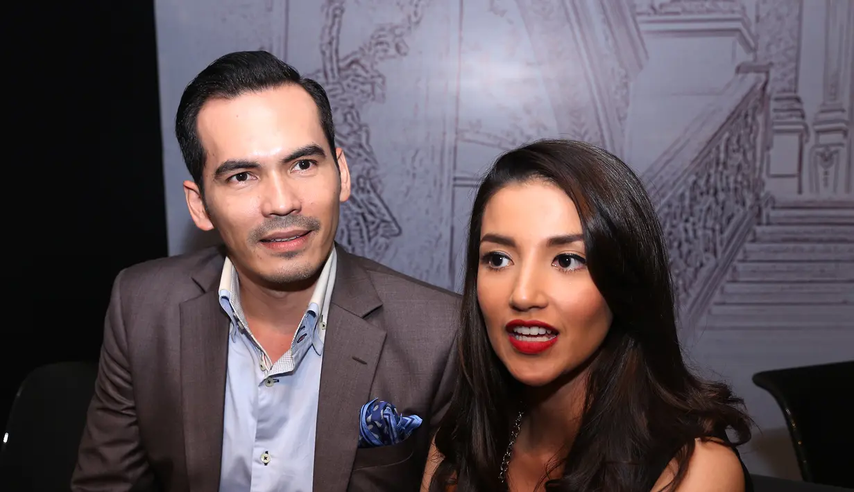 Demi menjaga keharmonisan keluarganya, pasangan yang beda usia 18 tahun ini saling memberi perhatian pada pasangannya. Selain itu, setelah anak tidur shering dan nonton bersama. (Andy Masela/Bintang.com)