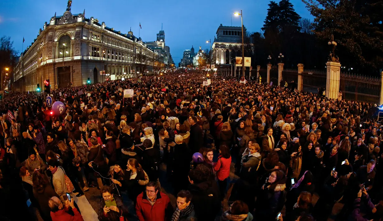 Ribuan orang turun ke jalan Alcala untuk memperingati Hari Perempuan Internasional di Madrid (8/3). Mereka juga menyoroti meningkatnya jumlah yang terbunuhnya lebih dari 1.000 wanita dalam 14 tahun terakhir. (AFP/Oscar Del Pozo)