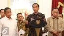 Presiden Jokowi mengumumkan paket kebijakan ekonomi tahap pertama di Istana Merdeka, Jakarta, Rabu (9/9/2015). Pemerintah fokus pada penguatan ekonomi makro, daya saing ekonomi nasional, dan pemberdayaan ekonomi rakyat. (Liputan6.com/Faizal Fanani)