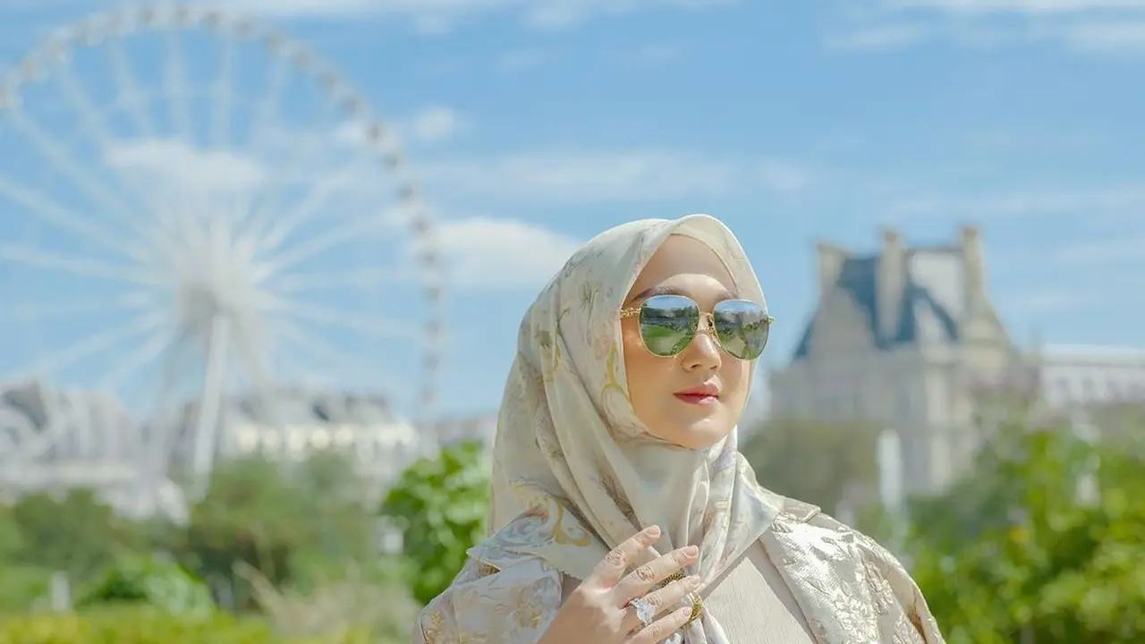 8 Potret Gaya Dian Pelangi di Paris, Tampil Modis nan Mewah ala Sosialita