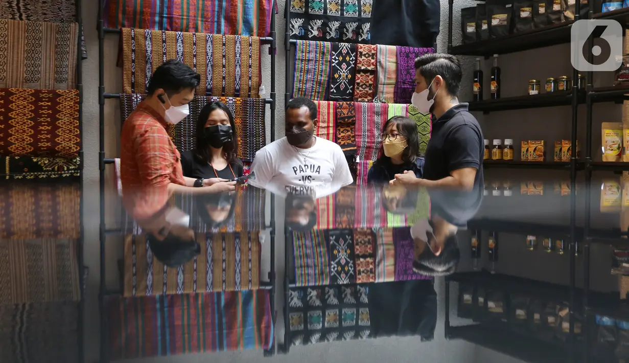 Pemilik Kopi Bajawa Flores NTT, Frans (kiri) dan David Liu (kanan) berbincang dengan dua perwakilan anak NTT dan perwakilan Yayasan Tangan Pengharapan, Krista (kedua dari kanan) usai pembukaan outlet kedua Kopi Bajawa Flores NTT di Bintaro, Tangerang Selatan (20/11/2021). (Liputan6.com/Fery Pradolo)