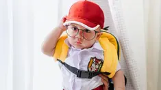 Rayyanza Malik Ahmad terkenal sebagai balita lucu yang gaya penampilannya terkenal lucu. Gaya bak anak SD ini sempat viral. Terlebih Cipung tampil lucu dengan memakai topi dan kacamata bak seorang kutu buku. (Liputan6.com/IG/raffinagita1717)
