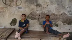 Dua orang pria yang dipasung di yayasan Bina Lestari Mandiri, Brebes, Jawa Tengah (16/3). Mereka terpaksa dipasung karena menderita penyakit mental. (Adek BERRY / AFP )