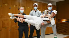 Petenis Polandia, Iga Swiatek, berpose dengan trofi usai menjuarai Grand Slam Prancis Terbuka di Paris, Sabtu, Sabtu (10/10/2020). Petenis berusia 19 tahun itu menaklukkan wakil Amerika Serikat, Sofia Kenin, dua set langsung 6-4 dan 6-1. (FFT/Corinne Dubreuil via AP)