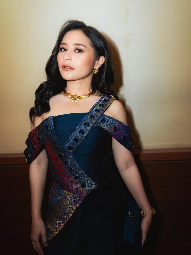 6 Pesona Glamor Prilly Latuconsina dengan Gaun Biru di Premiere Film Budi Pekerti