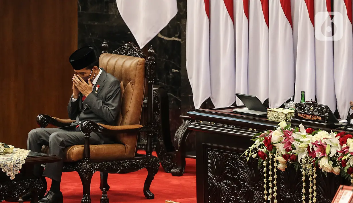 Presiden Joko Widodo menghadiri rapat Paripurna pembukaan masa persidangan I DPR tahun sidang 2022-2023 di Gedung Nusantara, Kompleks Parlemen, Senayan, Jakarta, Selasa (16/8/2022). Rapat kali ini berbeda dengan rapat sidang tahunan MPR RI pagi tadi, Presiden Jokowi hadir bersama Ma'ruf Amin dengan setelah jas yang rapi. (Liputan6.com/Johan Tallo)