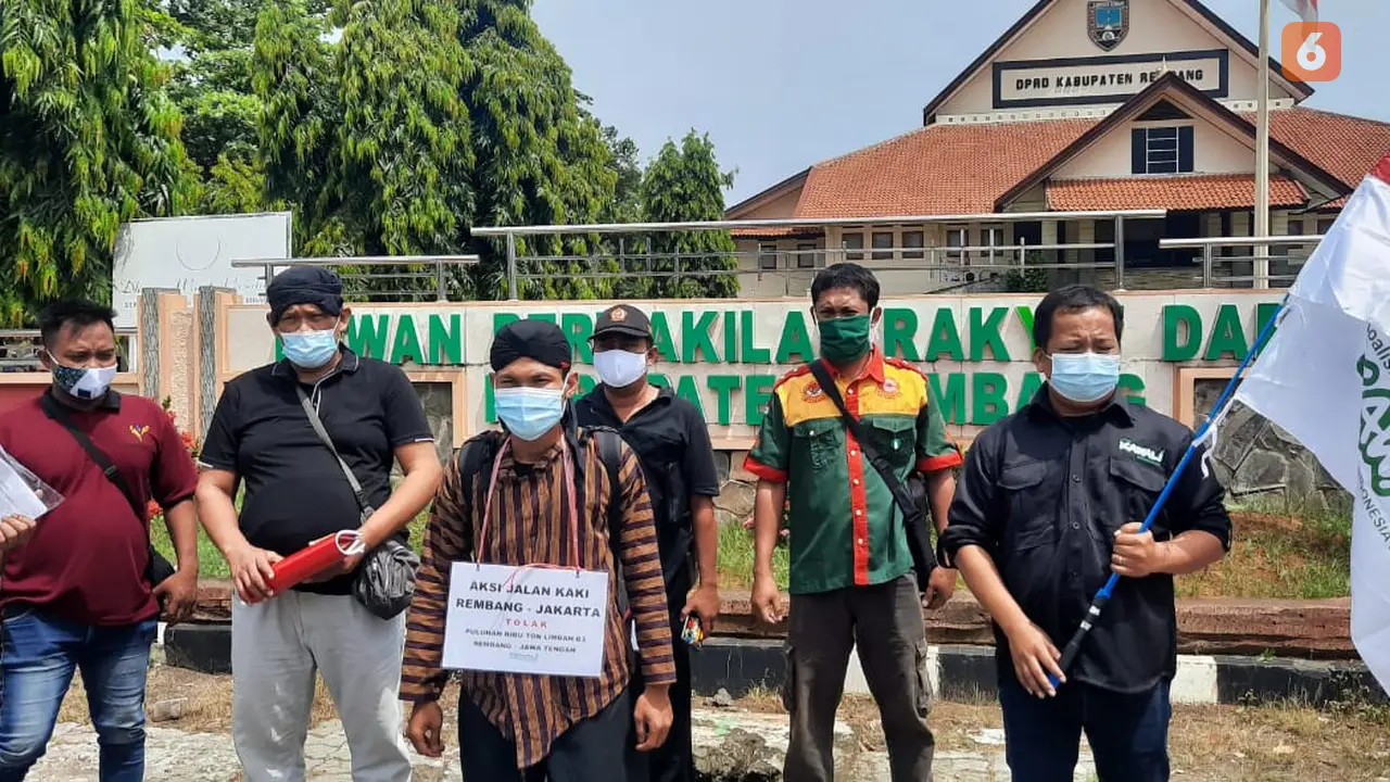Lilik Yuliantoro saat mengawali start jalan kaki dari depan DPRD Kabupaten Rembang dengan tujuan Istana Merdeka, Jakarta. (Liputan6.com/Ahmad Adirin)
