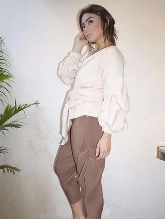 "Karena nggak mungkin kan nonton konser ajak anak. Kalau minggu ini kan di Melbourne, nah saya masuk rombongan yang di Sidney," tukas Thalita Latief. (Instagram/Thalitalatief)