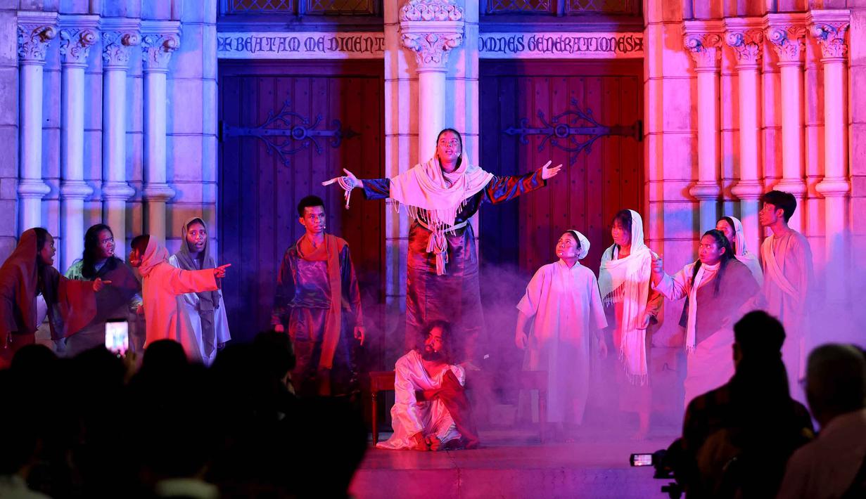 Tradisi ini umumnya dilakukan pada pagi hari Jumat Agung untuk menghayati pengorbanan Yesus secara lebih nyata. Tampak dalam foto, umat Katolik saat memperagakan drama visualisasi prosesi penyaliban Yesus saat peringatan Jumat Agung di Gereja Katedral, Jakarta, Jumat (3/4/2026). (Kapanlagi.com/Budy Santoso)