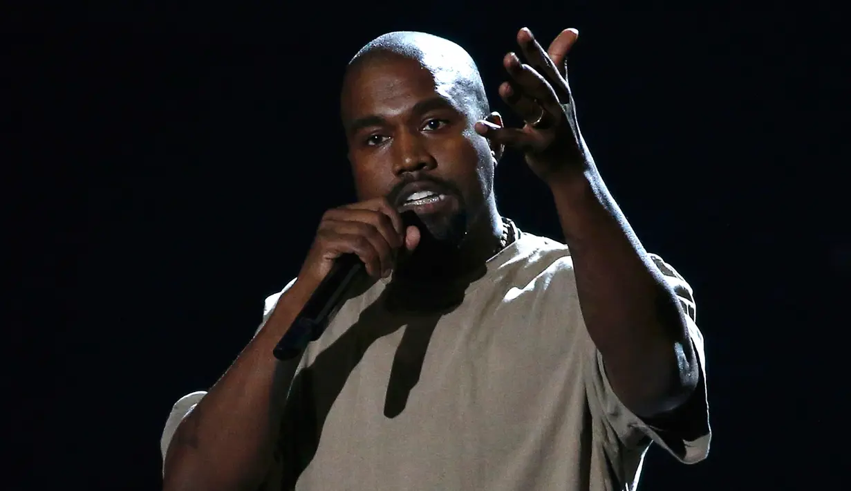 Penyanyi rap Kanye West saat berpidato di ajang penghargaan MTV Video Music Awards 2015, Los Angeles, Minggu (30/8). Pada kesempatan itu, suami dari Kim Kardashian tersebut memastikan diri bakal menjadi calon presiden AS tahun 2020.(REUTERS/Mario Anzuoni)
