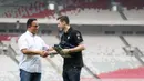 <p>Mesut Ozil (kanan) mendapat cindera mata dari Gubernur DKI Jakarta, Anies Baswedan saat menghadiri acara coaching clinic yang digelar oleh Concave Indonesia bersama 47 anak Indonesia terpilih di Stadion Utama Gelora Bung Karno (SUGBK) Senayan, Jakarta, Kamis (26/5/2022) sore WIB. (Bola.com/Bagaskara Lazuardi)</p>