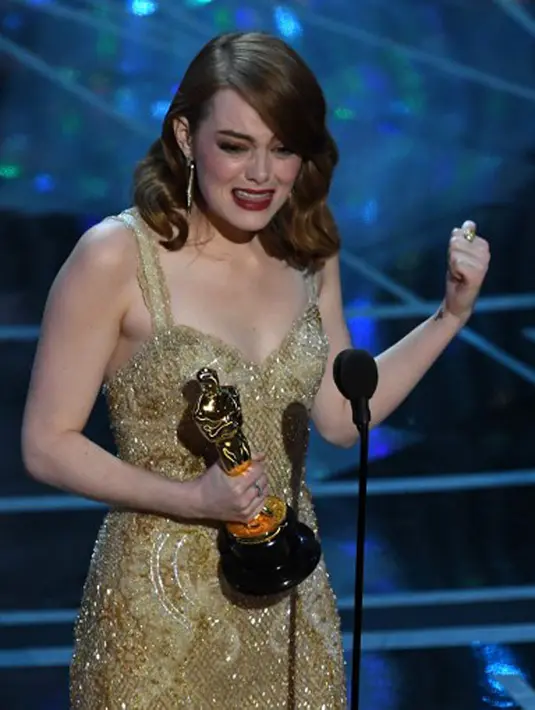 Keberhasilannya berakting terbukti di piala Oscar yang diterimanya di tahun 2017 ini lewat film La La Land yang belum lama ini dibintanginya. Menerima piala penghargaan bergengsi itu, Emma pun menyampaikan ucapan terima kasihnya. (AFP/Bintang.com)