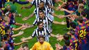 Para pemain Juventus players (tengah) berjabat tangan dengan pemain Barcelona usai final Liga Champions.  (EPA/Thomas Eisenhuth)