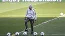 Pelatih Bayern Munchen, Jupp Heynckes menyusun bola saat memimpin timnya berlatih di Ramon Sanchez Pizjuan Stadium, Sevilla, (2/4/2018). Kemenangan menjadi tujuan utama The Bavarians atas Sevilla. (AFP/Cristina Quicler)