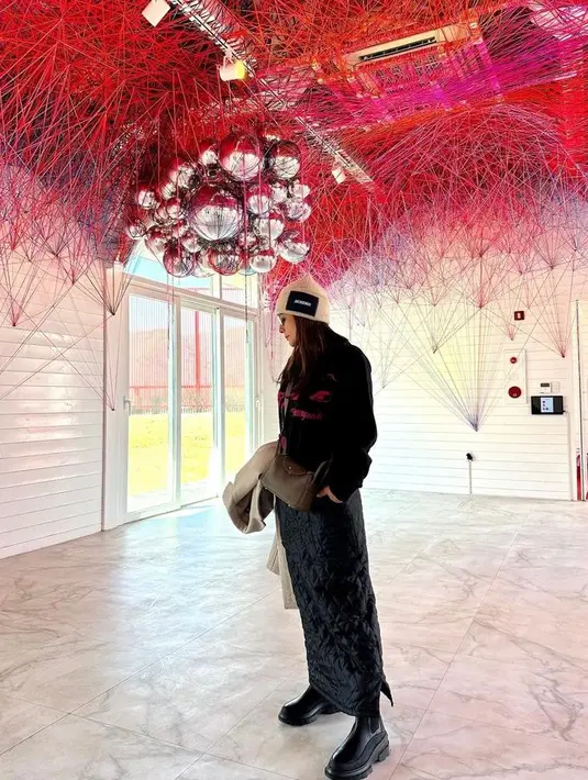 Selama liburan, layering outfit atau busana berlapis kerap menjadi andalannya untuk tetap hangat. @wulanguritno.