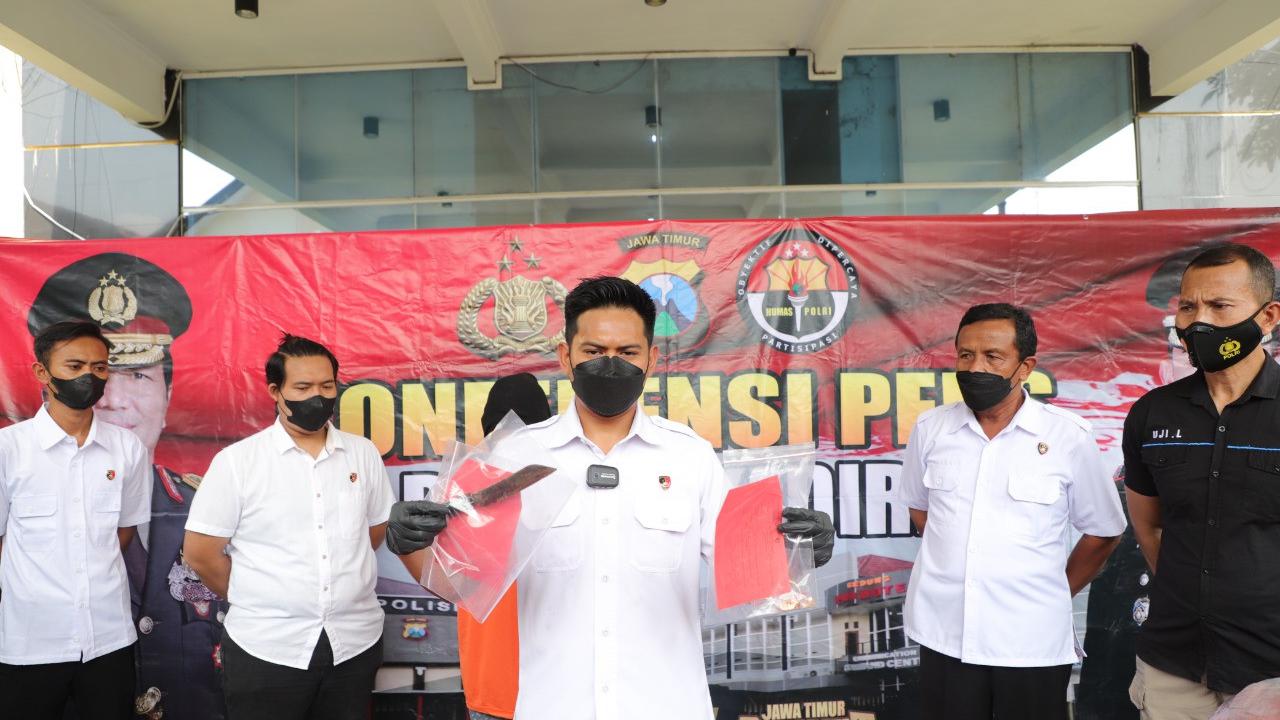 Polisi tangkap pelaku pembuuhan di Kediri. (Dian Kurniawan/Liputan6.com)