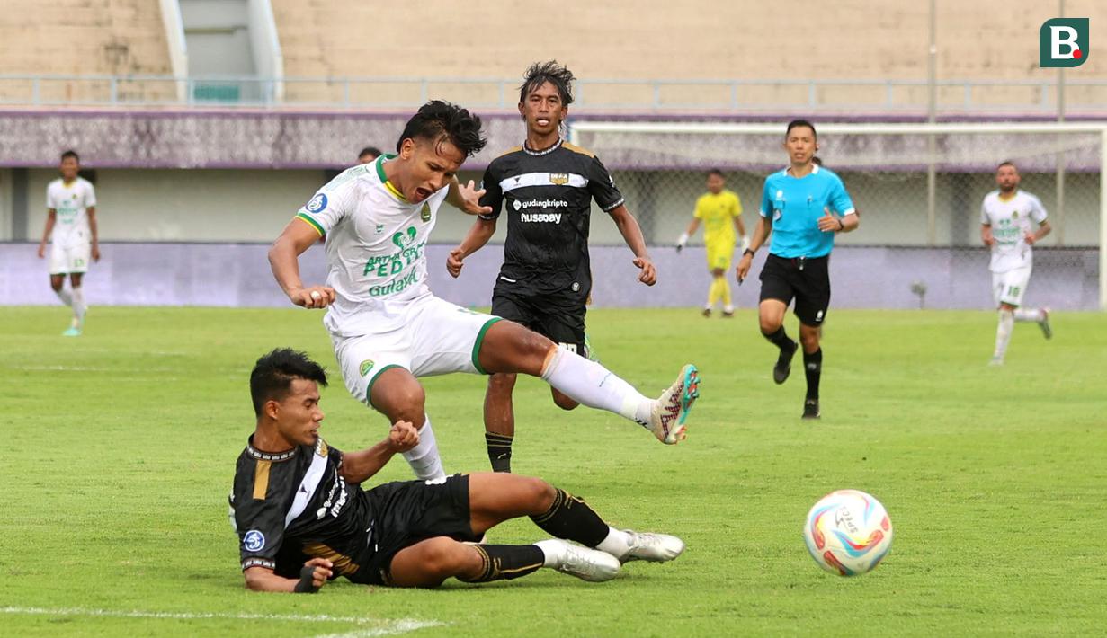 Pemain Persikabo 1973, Yandi Sofyan, terjatuh saat berusaha melewati pemain Dewa United pada laga pekan ke-28 Liga 1 2023/2024 di Stadion Indomilk Arena, Tangerang, Kamis (7/3/2024). (Bola.com/M Iqbal Ichsan)