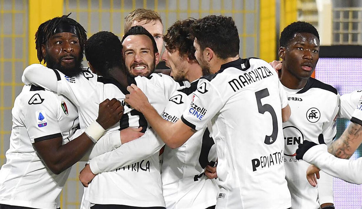 Para pemain Spezia merayakan gol yang dicetak oleh Claudio Terzi ke gawang Sampdoria pada laga Liga Italia di Stadion Stadio Alberto Picco, Senin (11/1/2021). Spezia menang dengan skor 2-1. (Tano Pecoraro/LaPresse via AP)