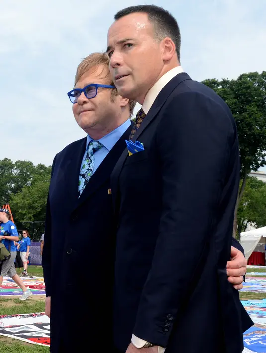 Elton John yang telah bersama dengan suaminya David Furnish selama 23 tahun ini mengatakan dalam sebuah wawancara dengan Ross King jika kedua putranya, Zachary dan Elijah, memiliki pendidikan yang sederhana. (Bintang/EPA)