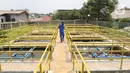 Petugas memeriksa instalasi pengolahan air limbah di Jagakarsa, Jakarta, Kamis (19/11/2020). Dinas Sumber Daya Air DKI Jakarta menyiapkan Sistem Pengelolaan Air Limbah Domestik Terpusat (SPALD-T) skala perkotaan dan permukiman. (Liputan6.com/Herman Zakharia)