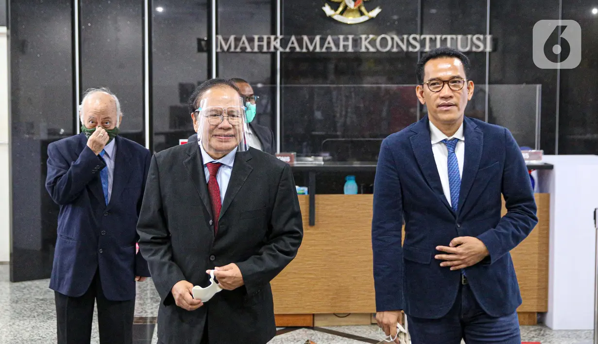 Rizal Ramli dan Refly Harun seusai menyerahkan berkas pengaduan Presidential Threshold di gedung Mahkamah Konstitusi (MK), Jakarta, Jumat (4/9/2020). Rizal Ramli mengajukan judicial review tentang threshold atau ambang batas pemilihan presiden ke MK. (Liputan6.com/Faizal Fanani)